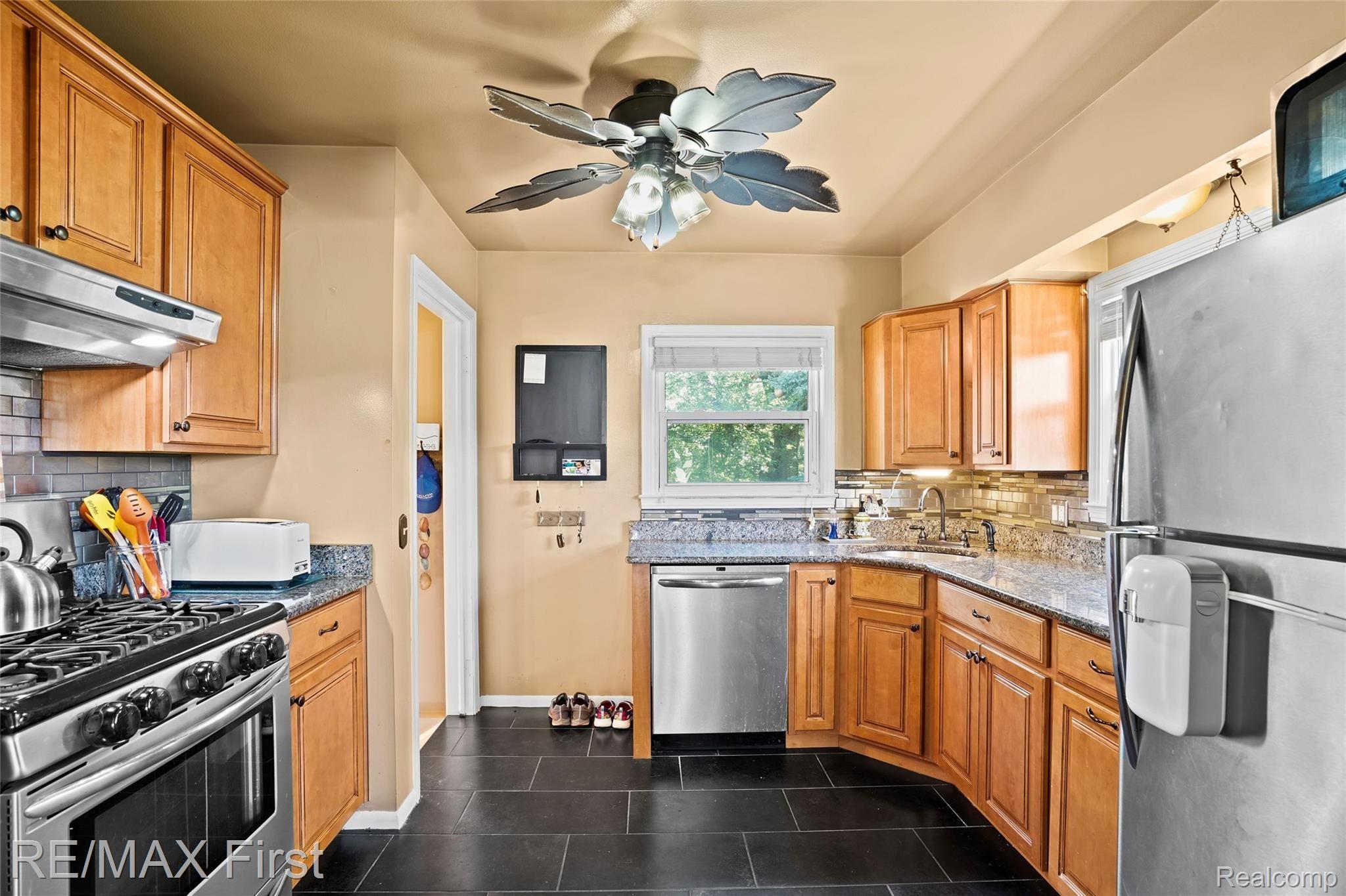 570 Curzon Road Rochester, MI 48307 - Photo 10 of 20 10.jpg