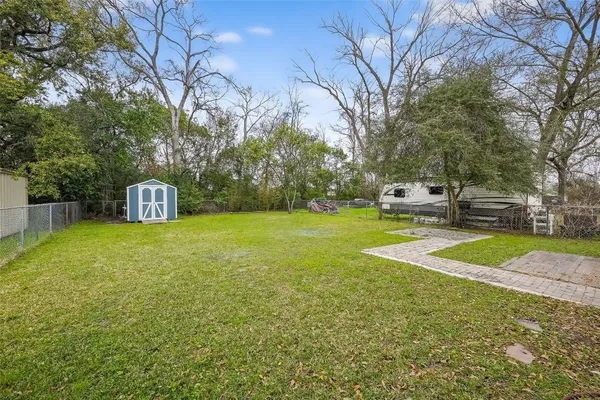 a view of a house with backyard and tree