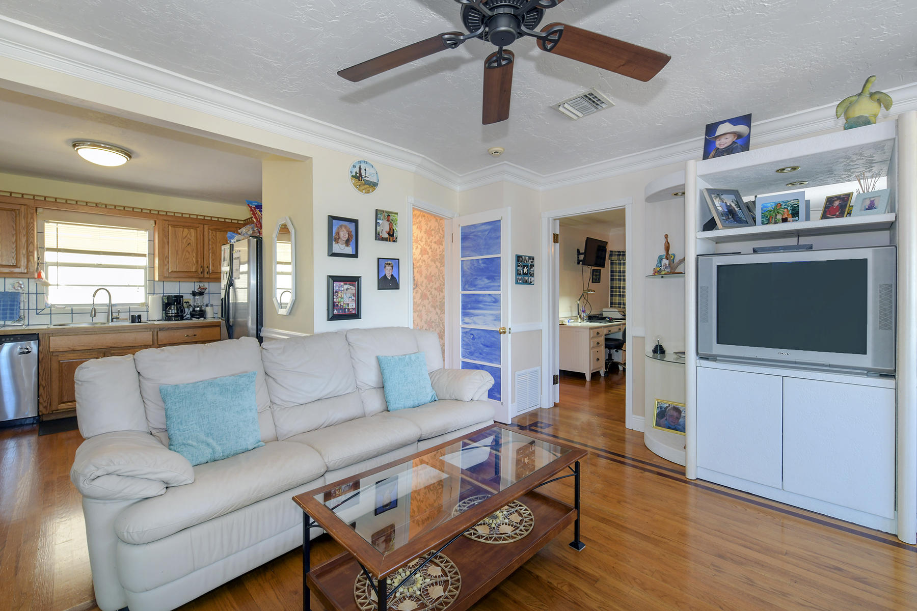 186 Harborview Drive Tavernier, FL 33070 - Photo 13 of 32 a living room with furniture and a flat screen tv