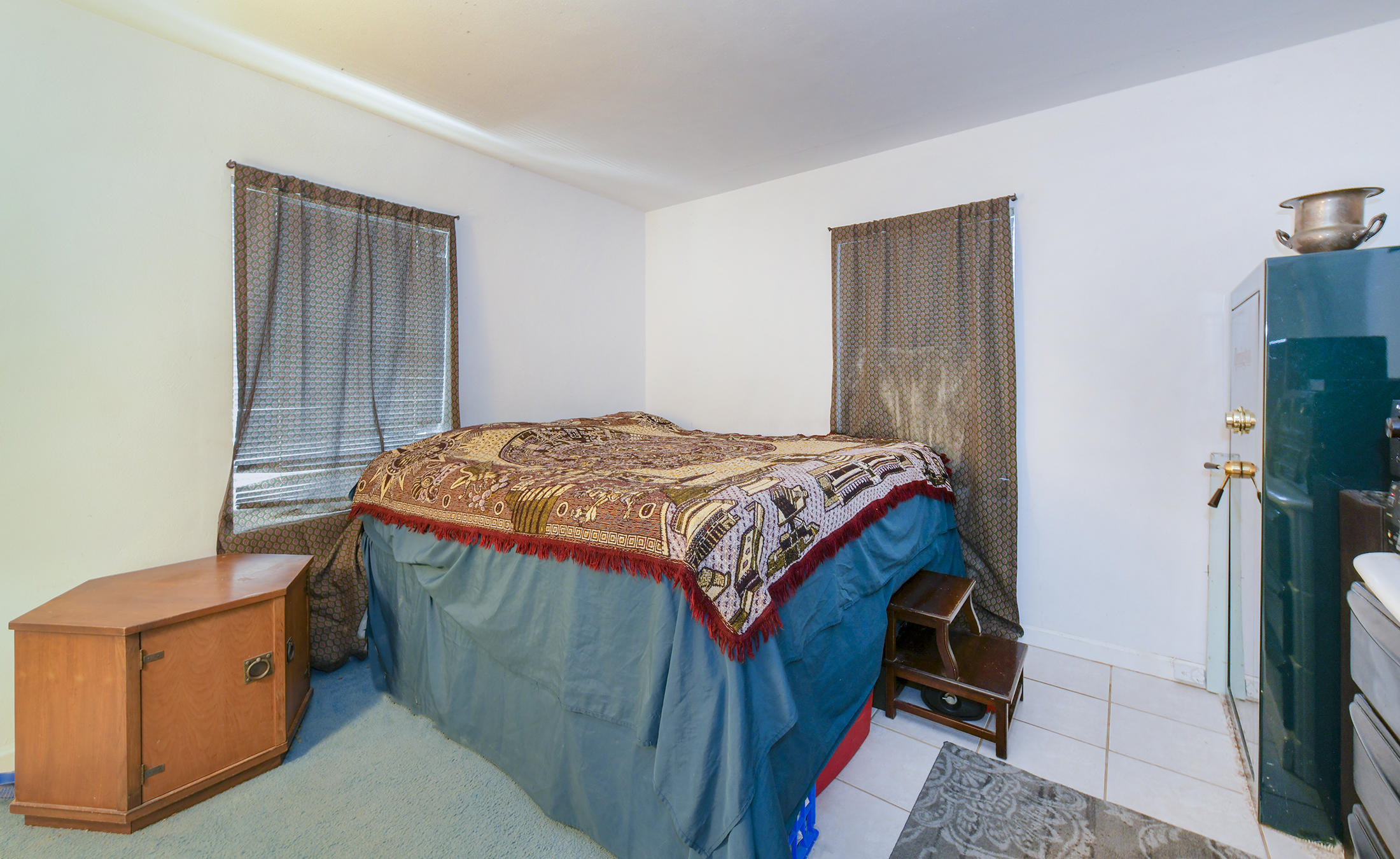 186 Harborview Drive Tavernier, FL 33070 - Photo 17 of 32 a bedroom with a bed and a dresser