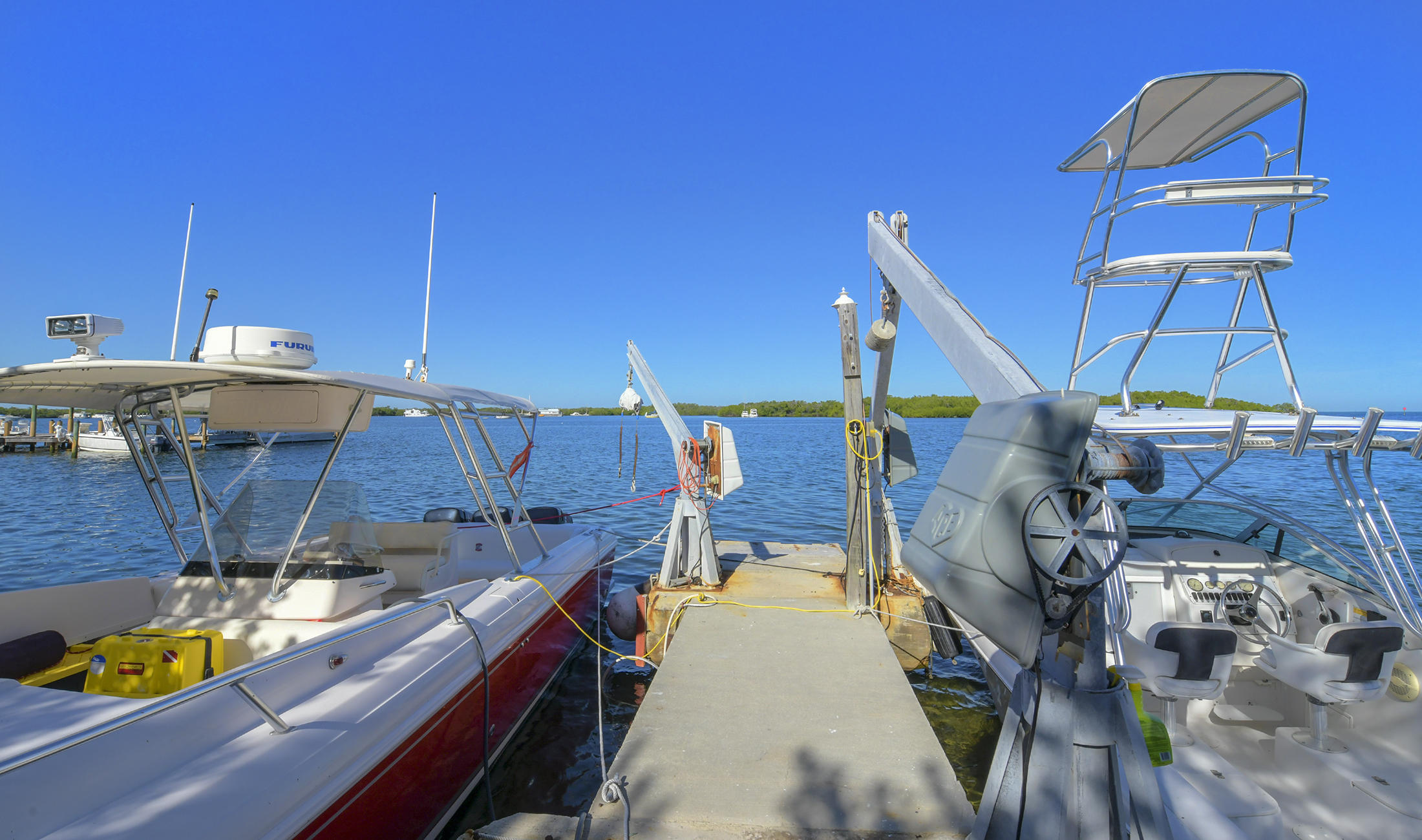 186 Harborview Drive Tavernier, FL 33070 - Photo 6 of 32 a view of a room with gym equipment