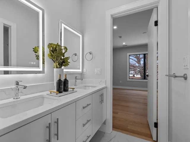 $1,958,000 | 25 High Street, Unit 25, Newton, MA 02461