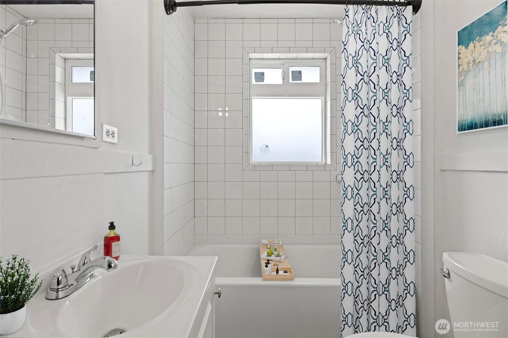 902 Emma Street Walla Walla, WA 99362 - Photo 18 of 29 a bathroom with a sink and a bathtub