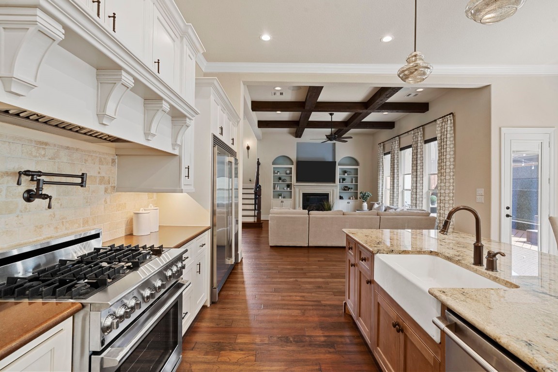 622 Pink Azalea Trail Houston, TX 77079 - Photo 11 of 50 Gourmet kitchen equipped with commercial-grade appliances, featuring a 6 burner stove and a designer pot filler