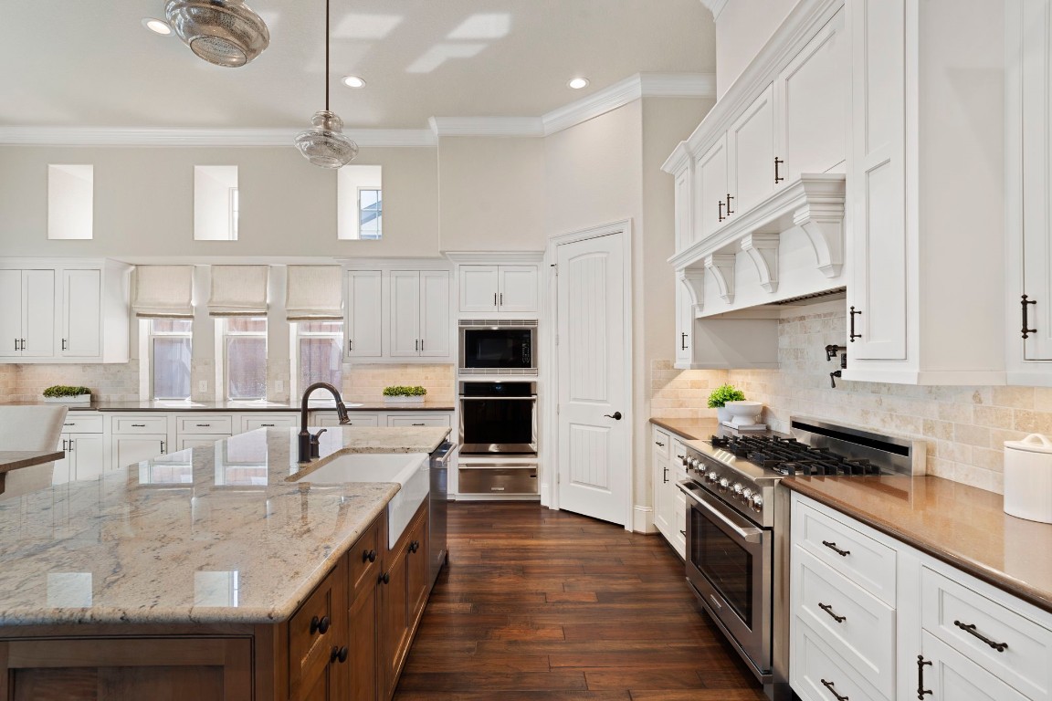 622 Pink Azalea Trail Houston, TX 77079 - Photo 12 of 50 Expansive island perfectly anchors the kitchen adding additional prep and seating space.