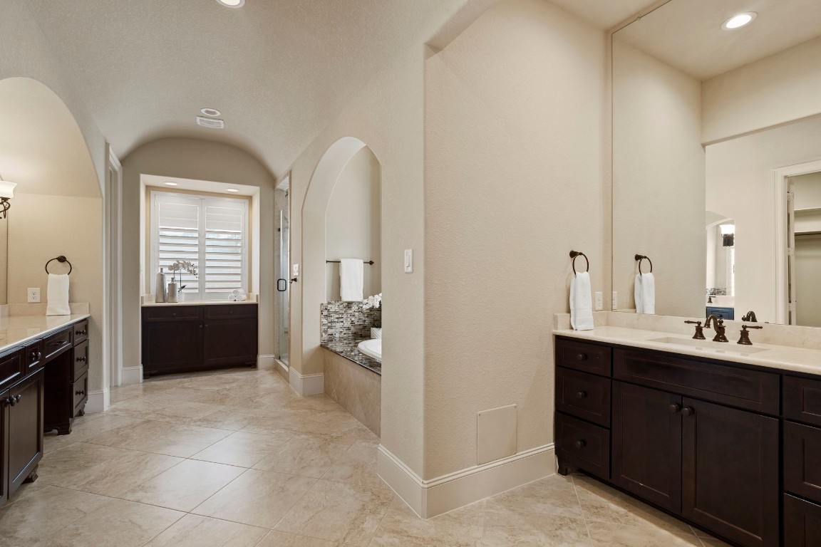 622 Pink Azalea Trail Houston, TX 77079 - Photo 27 of 50 Abundant natural light enhances the bath’s bright, airy ambiance.