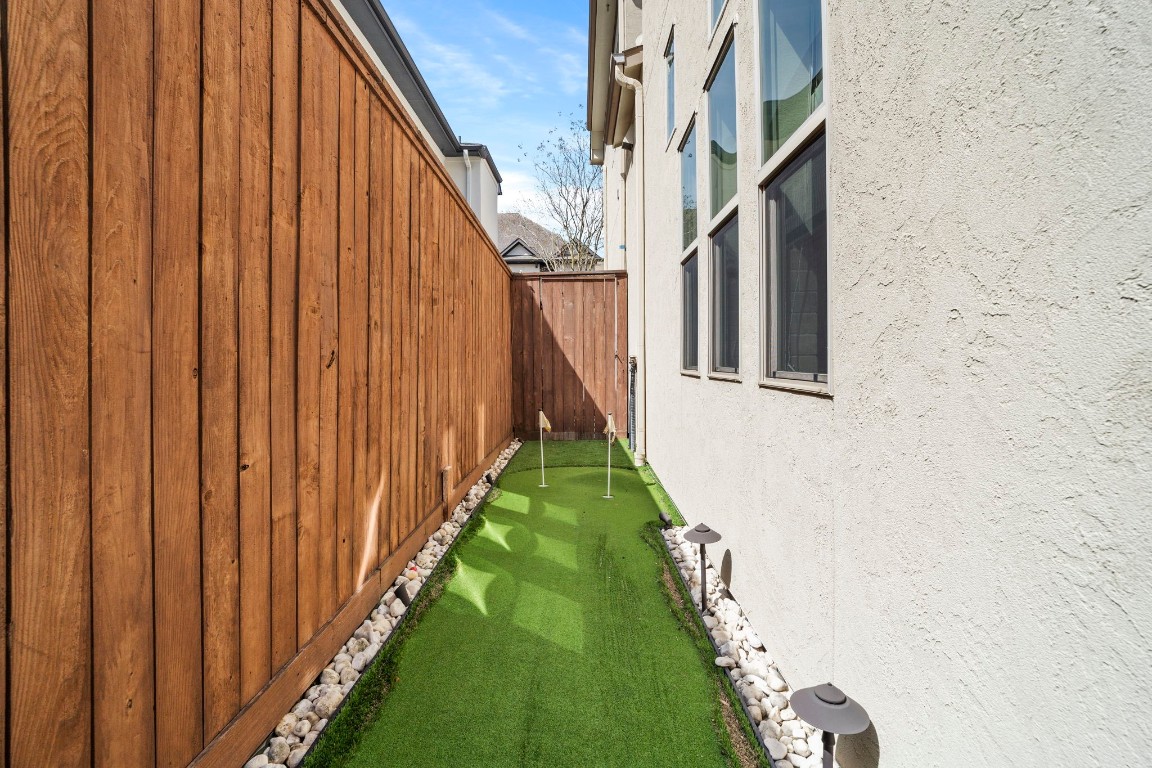 622 Pink Azalea Trail Houston, TX 77079 - Photo 47 of 50 Side yard with putting green