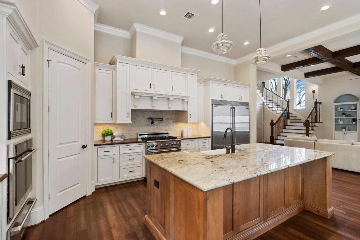 622 Pink Azalea Trail Houston, TX 77079 - Photo 9 of 50 Kitchen with granite counter tops