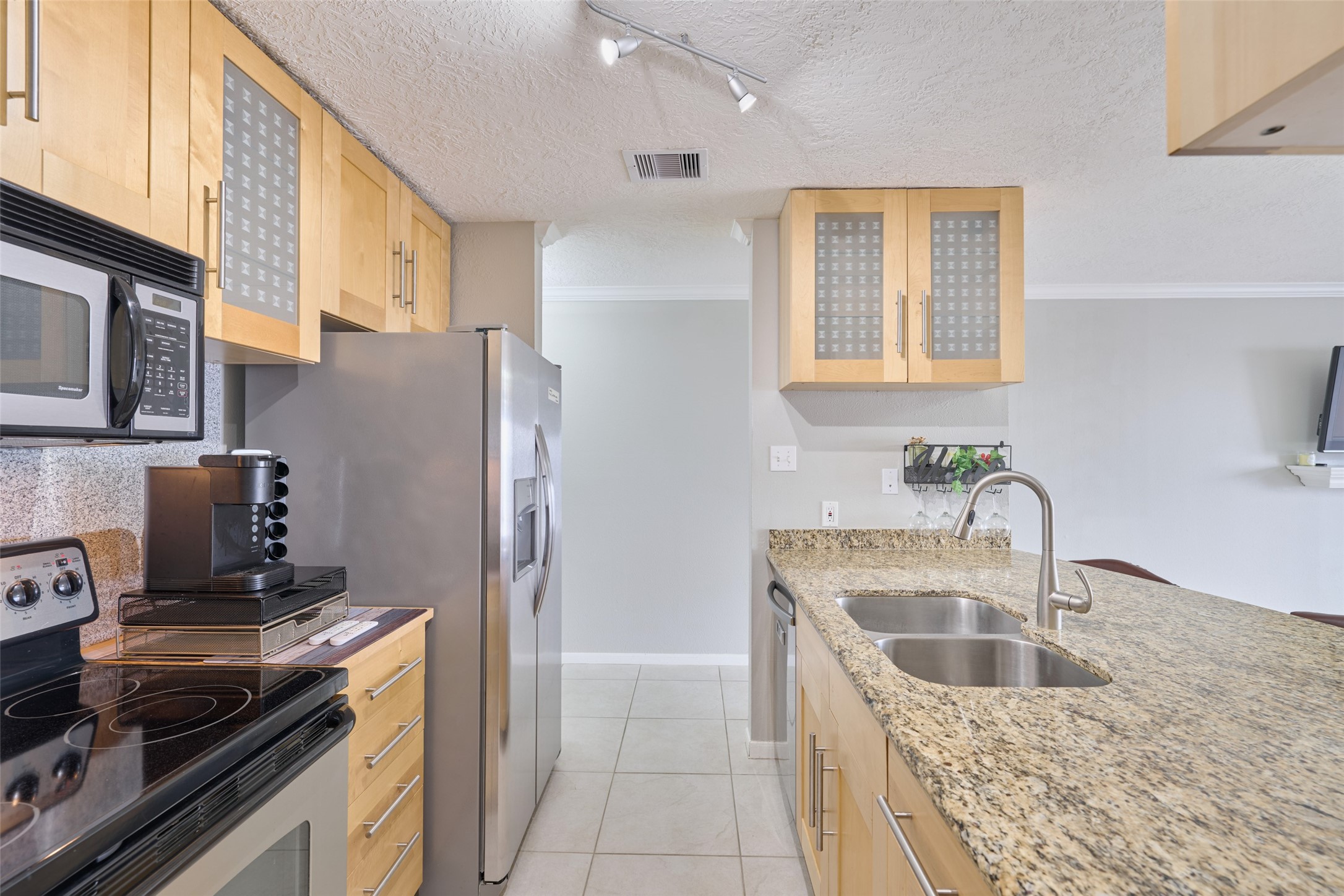 801 River Road, Unit 105D Montgomery, TX 77356 - Photo 14 of 32 New faucet, undermount sinks, granite counters, new dishwasher and stainless steel appliances