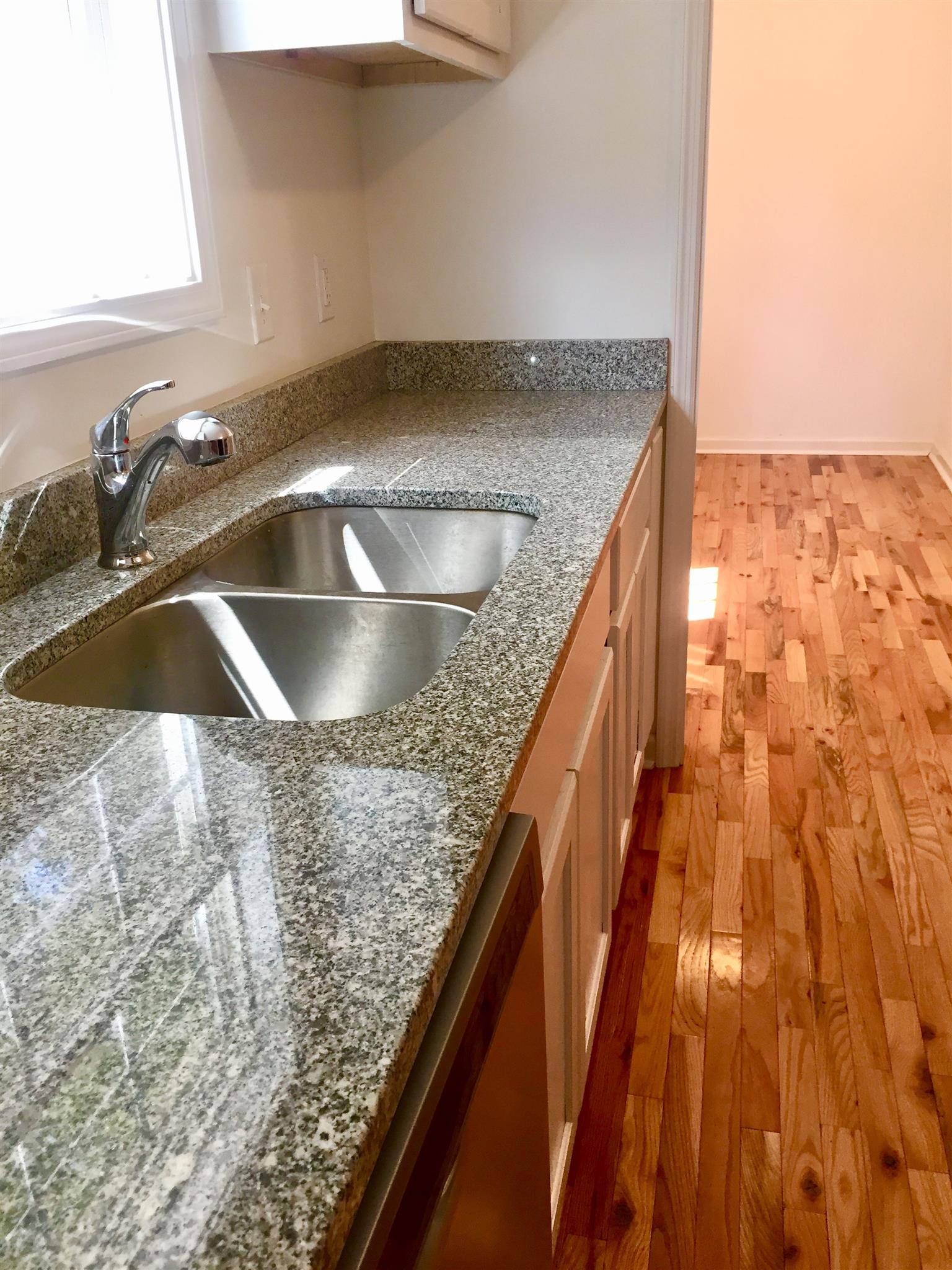 1615 Clay Street Springfield, TN 37172 - Photo 6 of 20 Gorgeous granite & hard wood floors!