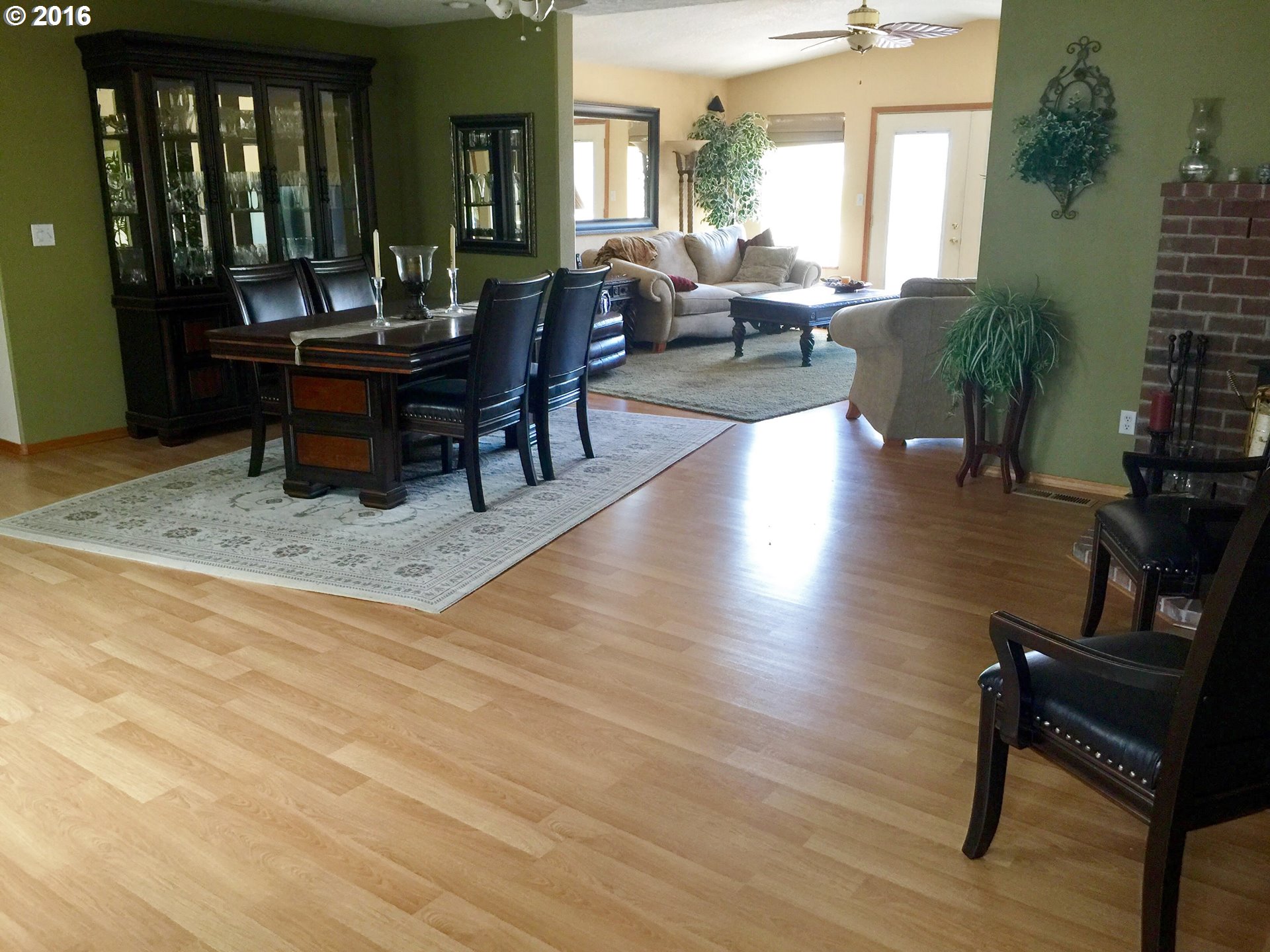 8380 Northeast Dog Ridge Road Newberg, OR 97132 - Photo 15 of 32 a living room with furniture a potted plant and a large window
