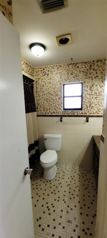 406 Wright Street Inverness, FL 34452 - Photo 24 of 38 a bathroom with a toilet and a shower