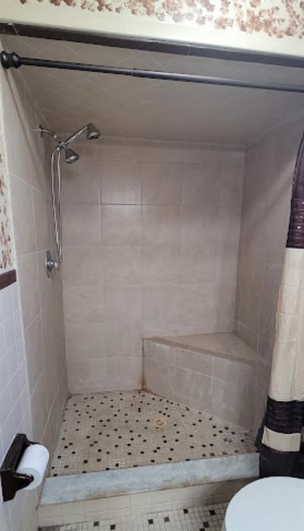 406 Wright Street Inverness, FL 34452 - Photo 26 of 38 a bathroom with a bathtub and shower