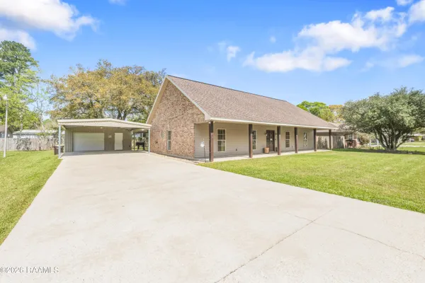 $299,900 | 746 Sidney Drive, Breaux Bridge, LA 70517