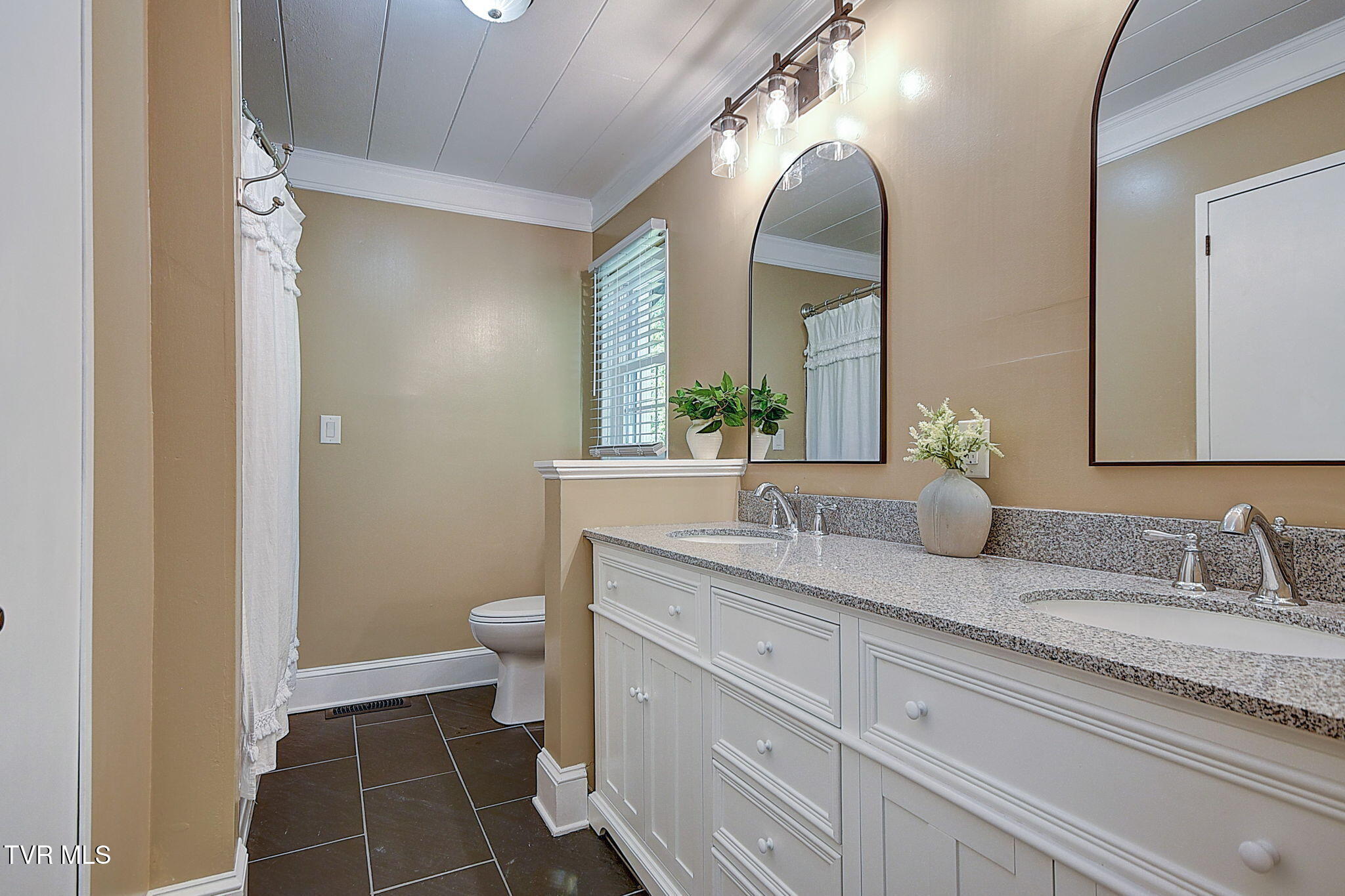 204 Parkway Road Bristol, TN 37620 - Photo 44 of 75 46-web-or-mls-204 Parkway KW-46