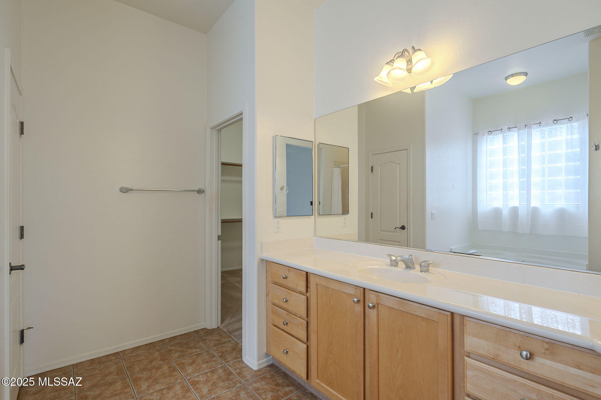 3634 South Desert Lantern Road Tucson, AZ 85735 - Photo 26 of 41 Primary Bathroom entry to Walk-in Closet
