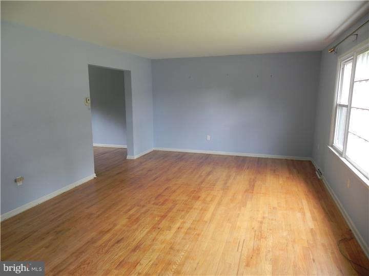 16 Holt Road Newark, DE 19711 - Photo 5 of 14 Living Room