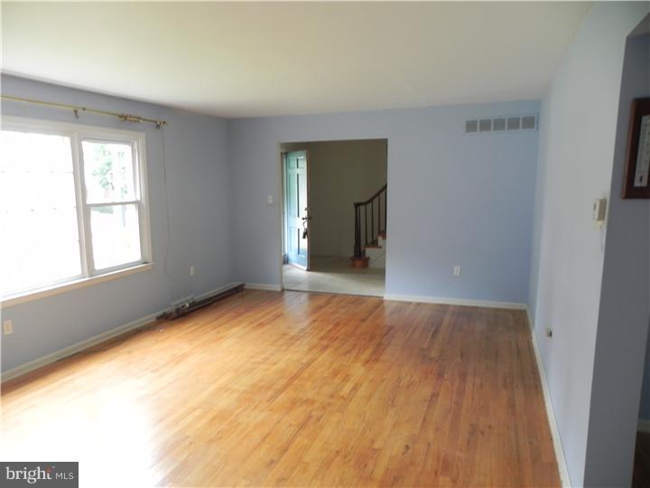 16 Holt Road Newark, DE 19711 - Photo 6 of 14 Living Room