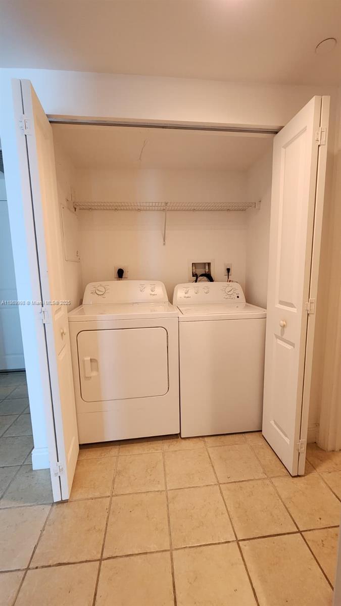 1250 South Miami Avenue, Unit 1913 Miami, FL 33130 - Photo 14 of 29 a utility room with dryer and washer