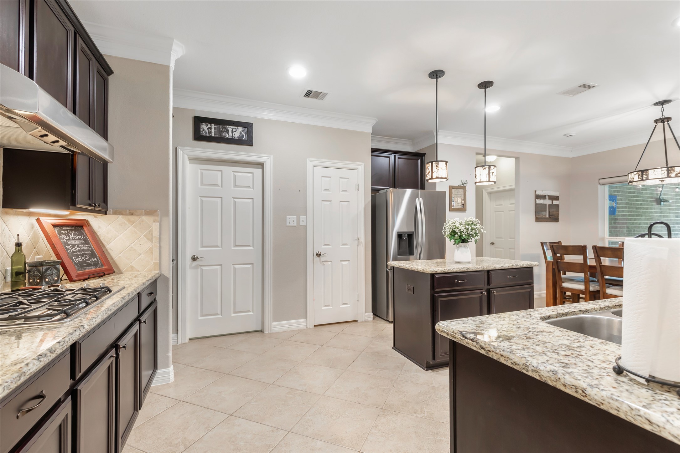 6202 Circle Back Road Baytown, TX 77523 - Photo 21 of 50 Spacious kitchen