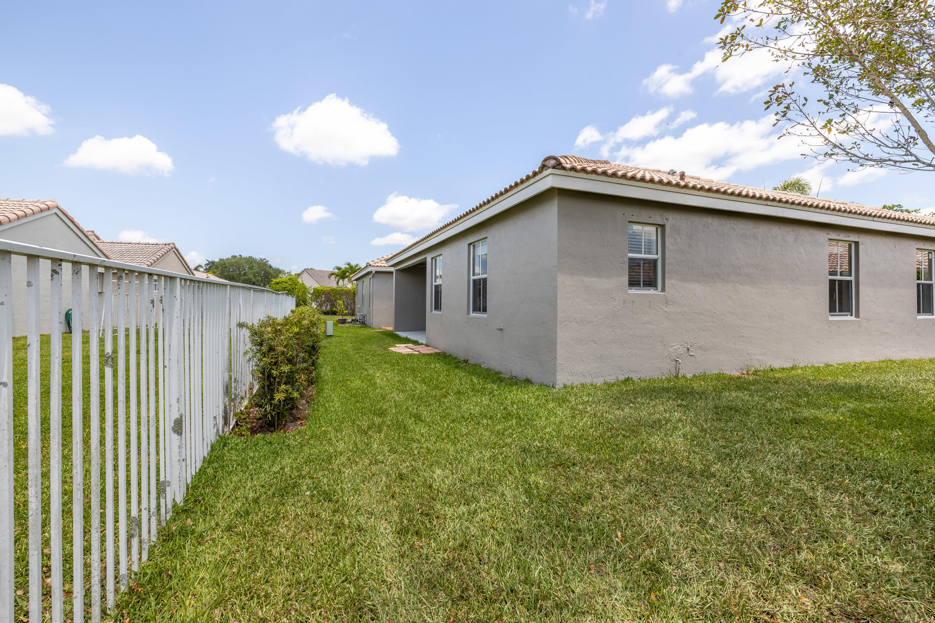 4244 Pine Ridge Court Weston, FL 33331 - Photo 24 of 34 a backyard of a house with lots of green space
