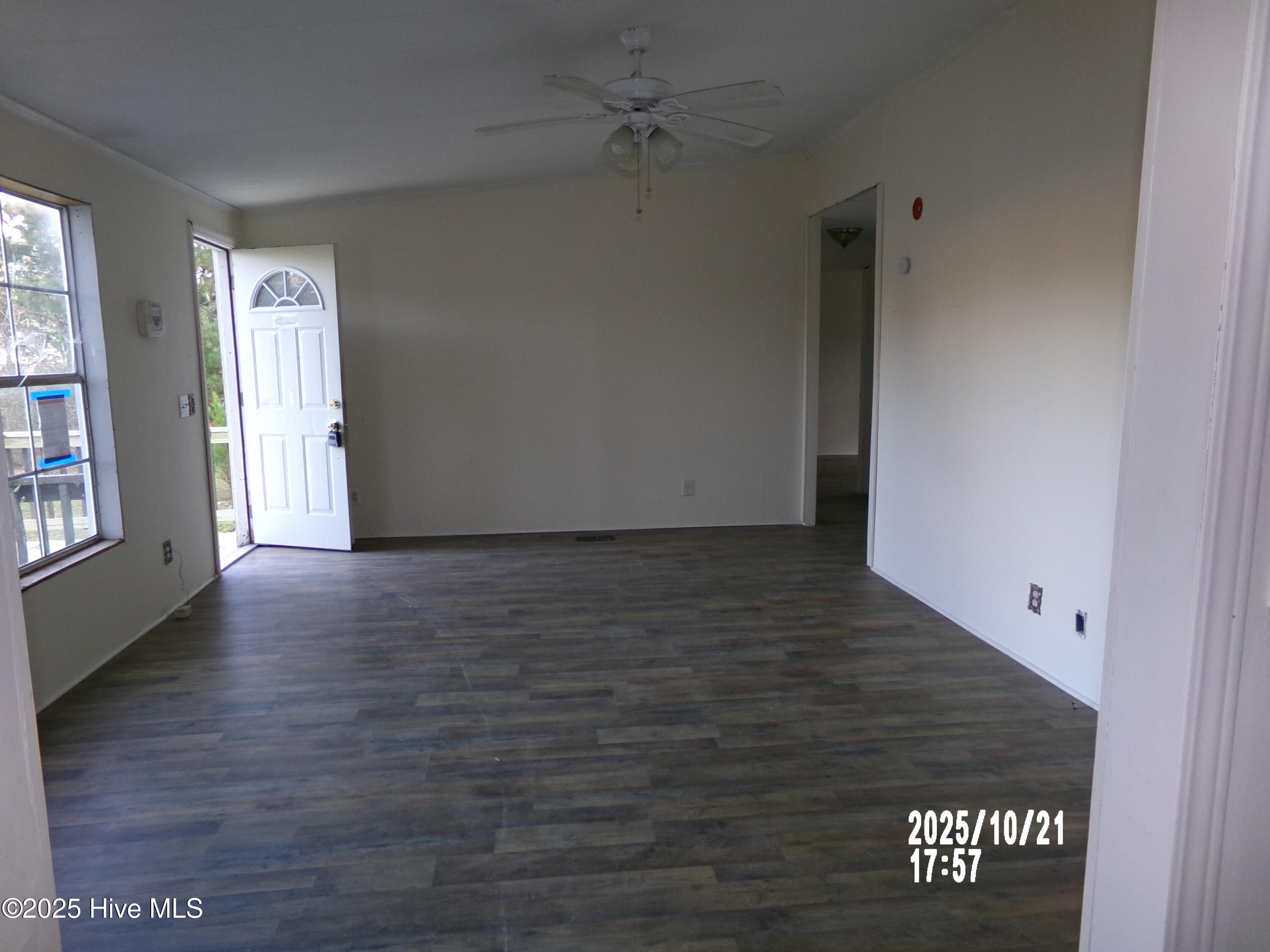 158 Brian's Woods Road Maple Hill, NC 28454 - Photo 8 of 14 Living Room