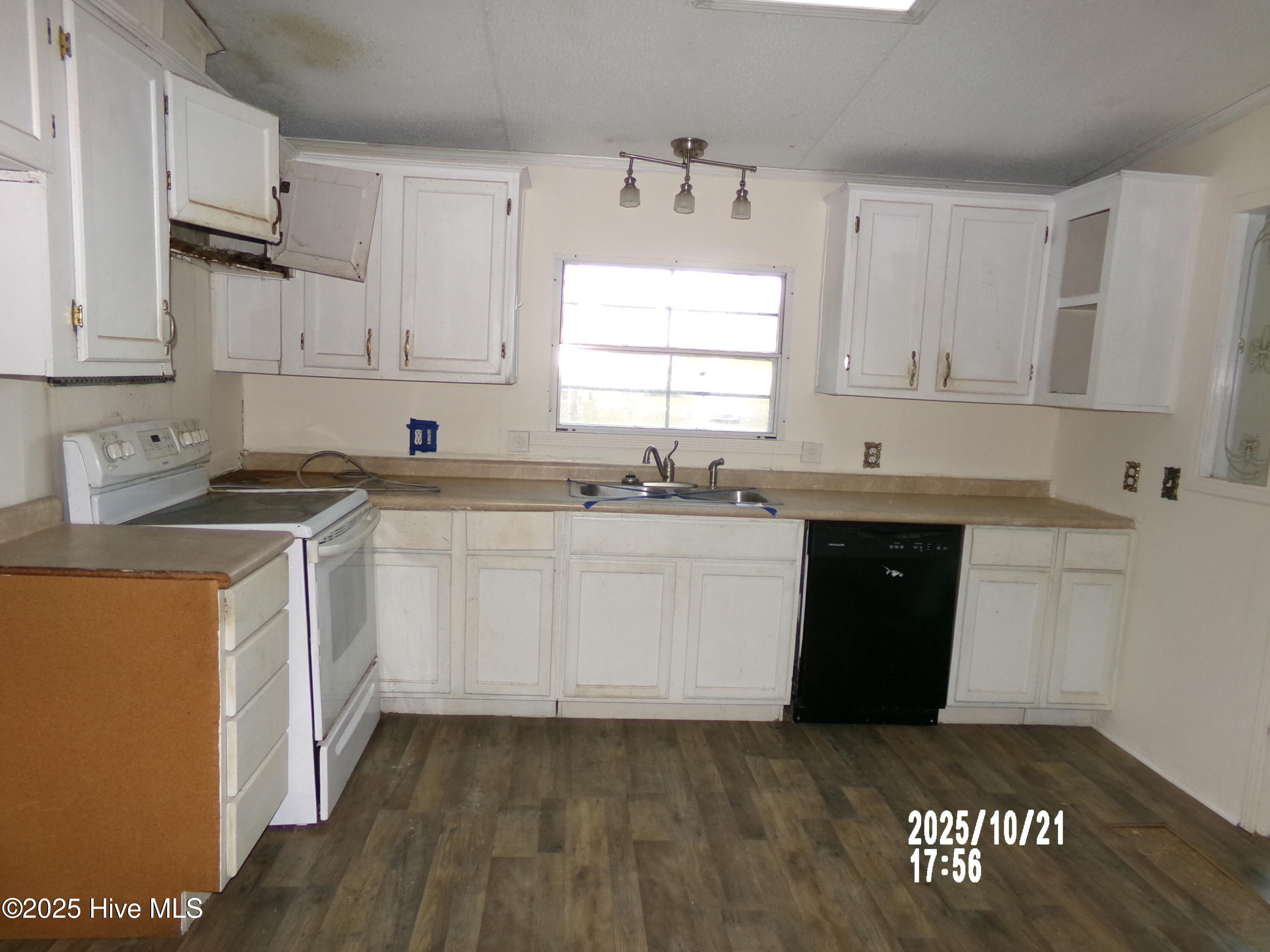 158 Brian's Woods Road Maple Hill, NC 28454 - Photo 9 of 14 Kitchen