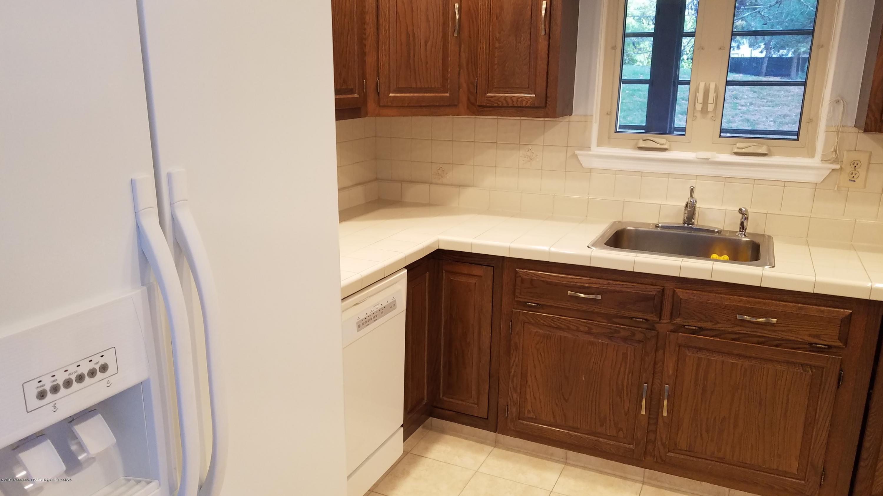 39 Suffolk Way Marlboro, NJ 07746 - Photo 12 of 25 20191102_155945