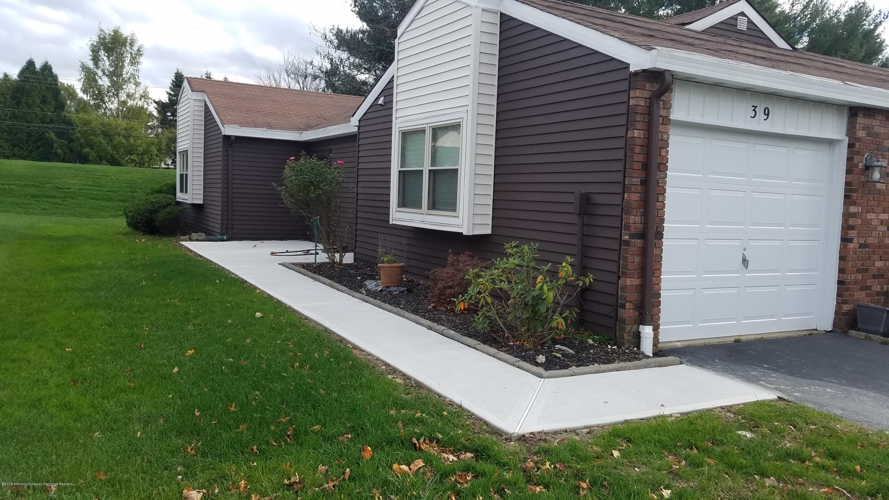 39 Suffolk Way Marlboro, NJ 07746 - Photo 3 of 25 20191102_154230