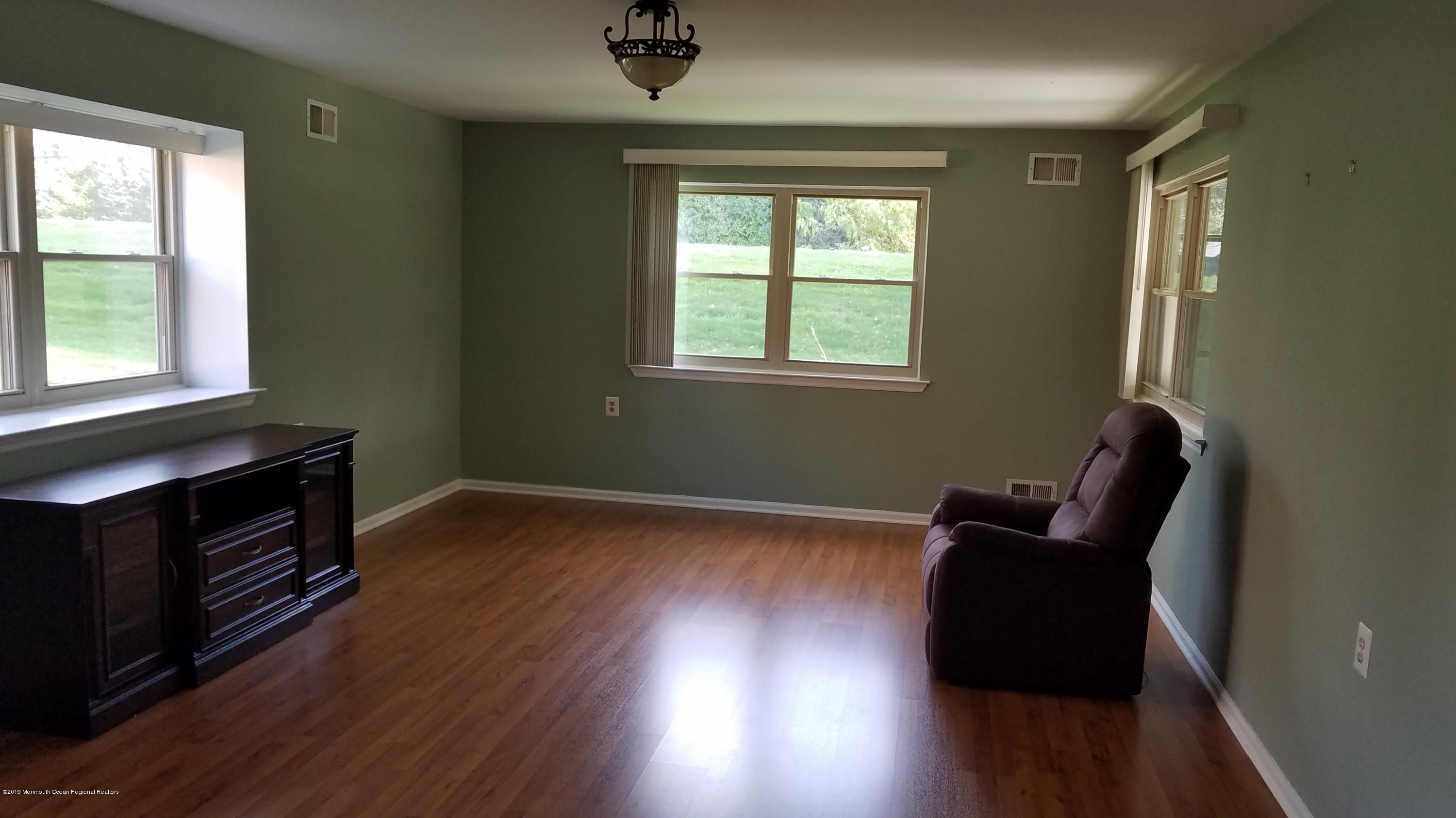 39 Suffolk Way Marlboro, NJ 07746 - Photo 7 of 25 20191102_155638
