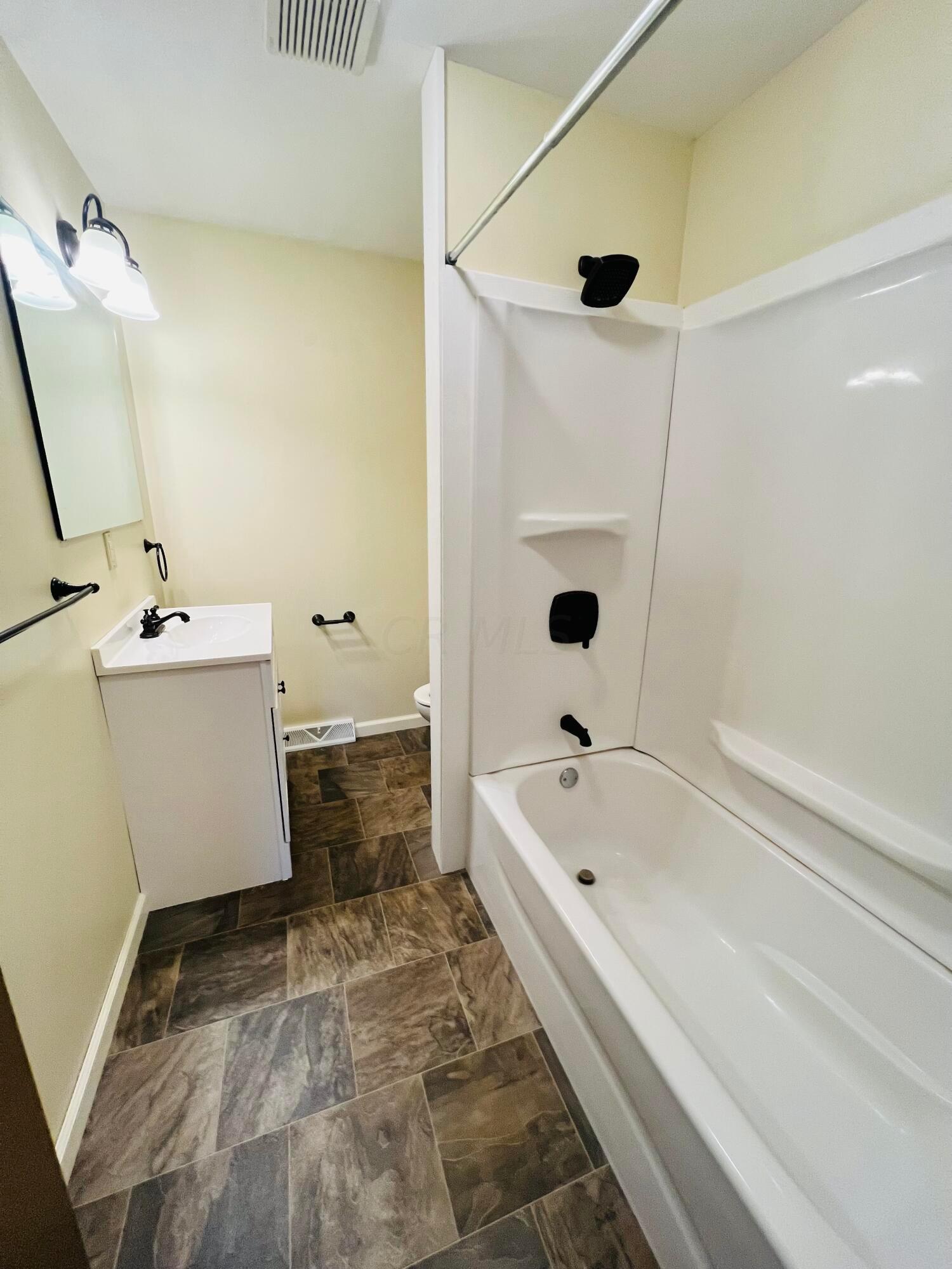 4386 Pickerington Road Carroll, OH 43112 - Photo 19 of 32 2nd Floor Full Bath