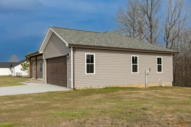 a view of a house with a yard