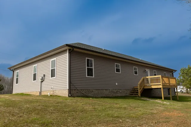 a view of a house with a backyard