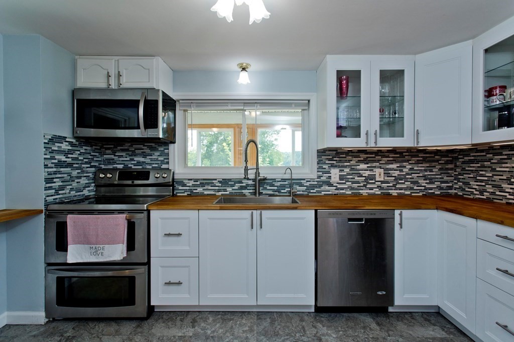 687 River Road Agawam, MA 01001 - Photo 2 of 30 Gallery Image 2