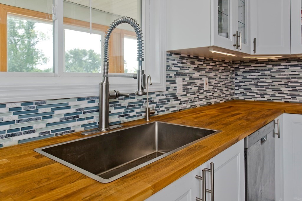 687 River Road Agawam, MA 01001 - Photo 4 of 30 Gallery Image 4