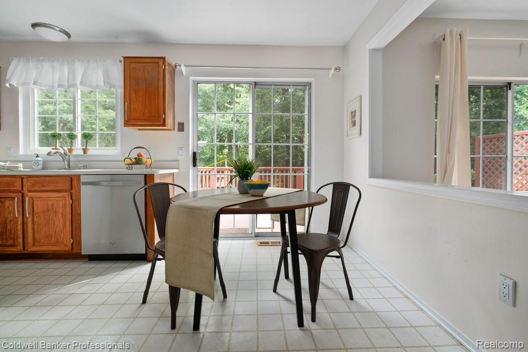 495 Bolinger Street Rochester, MI 48307 - Photo 10 of 30 495-Bolinger-St-14.jpg
