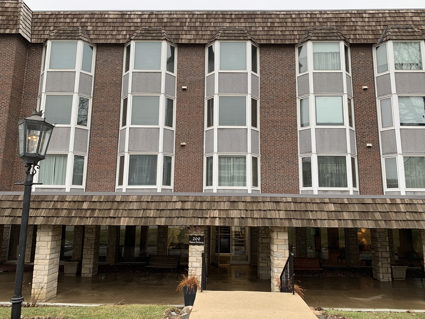 200 Thames Parkway, Unit 2E Park Ridge, IL 60068 - Photo 3 of 16