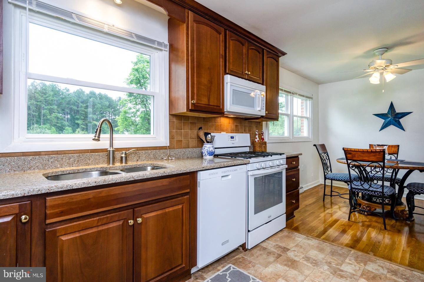 43239 Lucketts Road Leesburg, VA 20176 - Photo 5 of 27 Kitchen