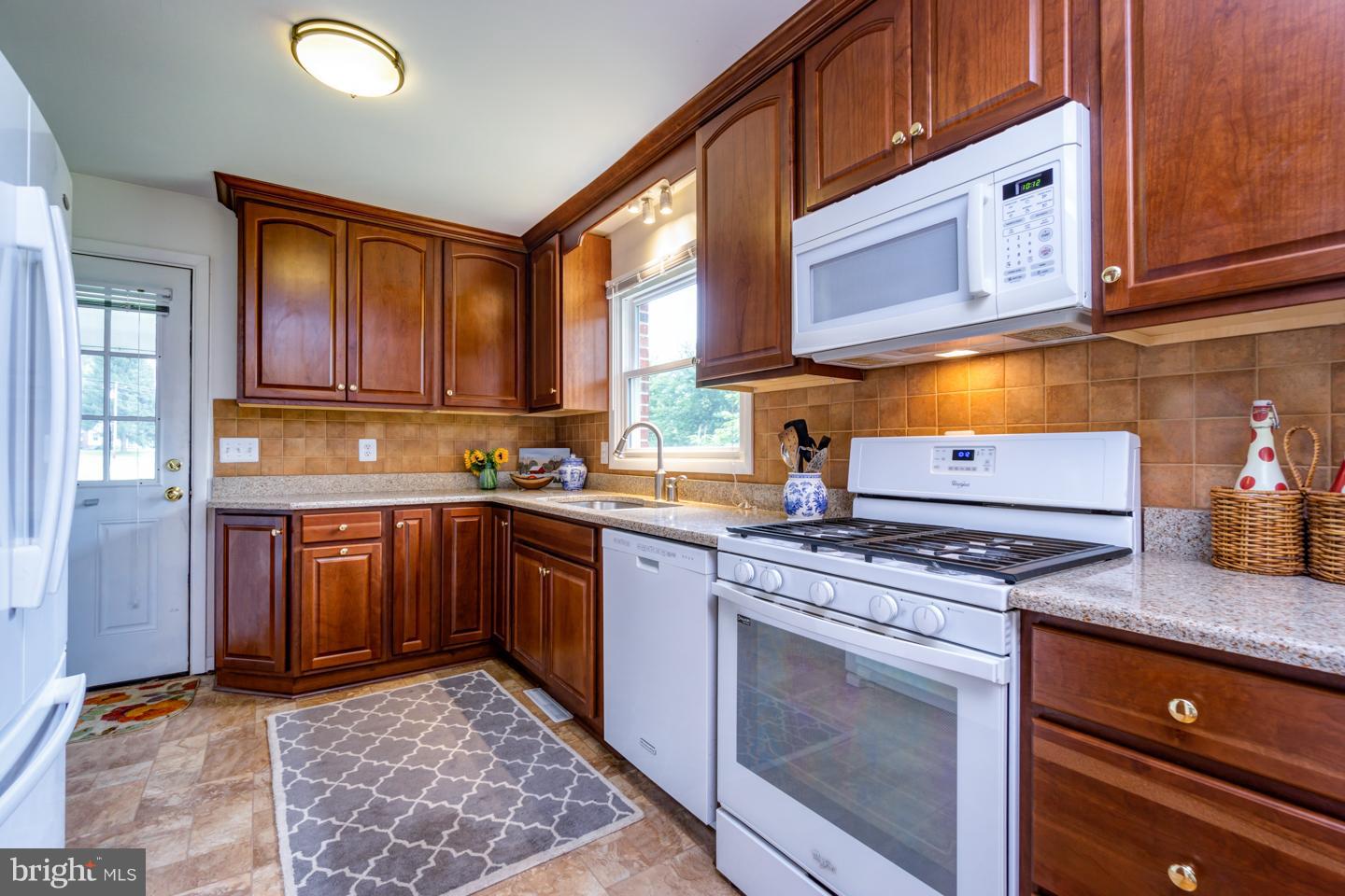 43239 Lucketts Road Leesburg, VA 20176 - Photo 8 of 27 Kitchen