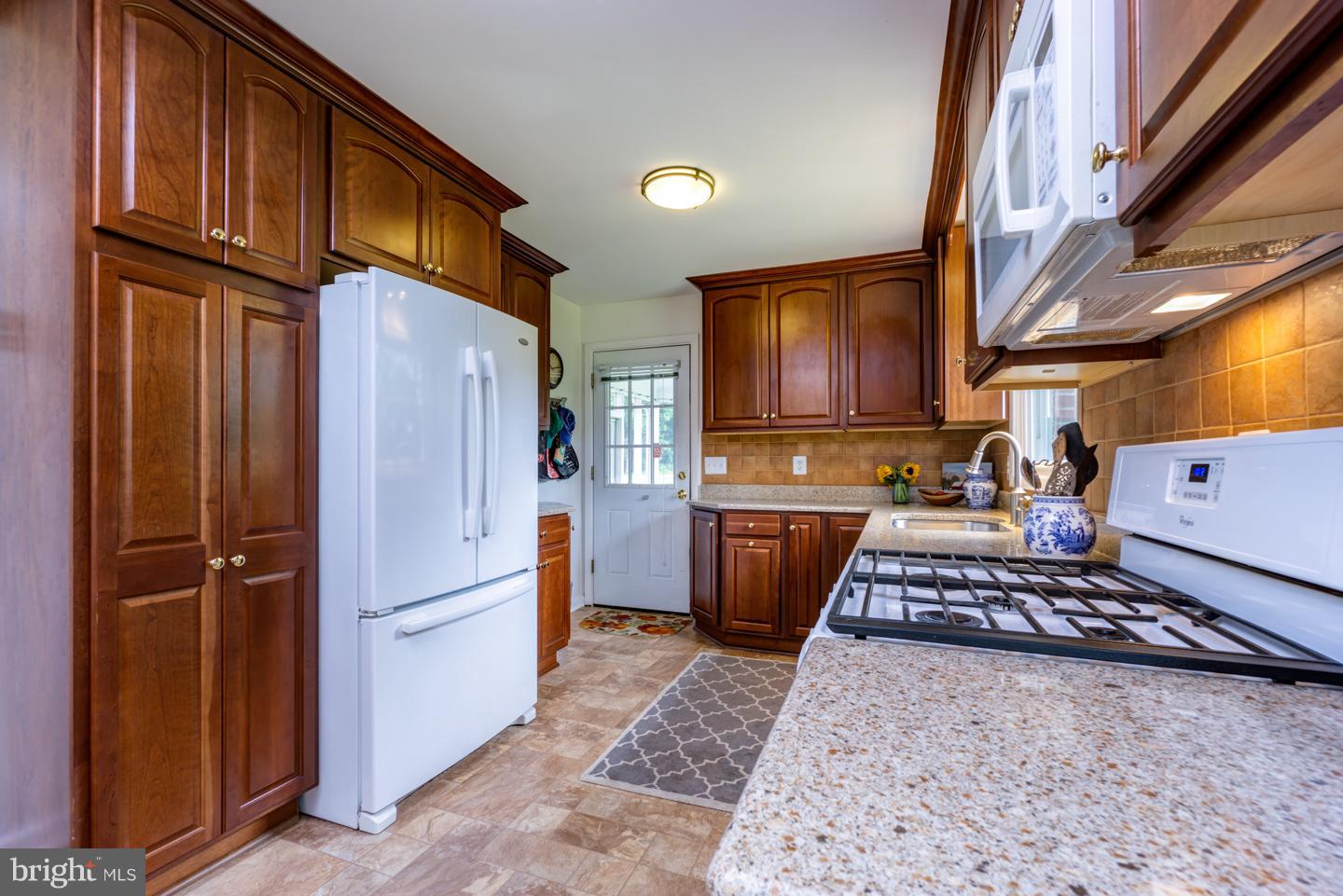43239 Lucketts Road Leesburg, VA 20176 - Photo 9 of 27 Kitchen