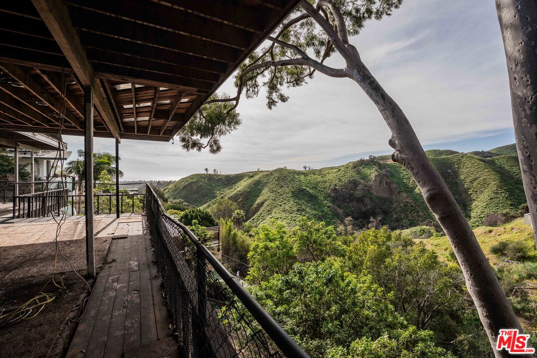 1545 Umeo Road Pacific Palisades, CA 90272 - Photo 6 of 14