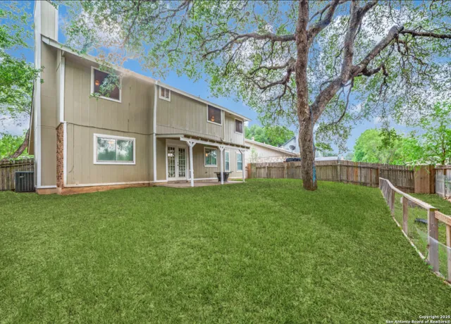 a view of a back yard