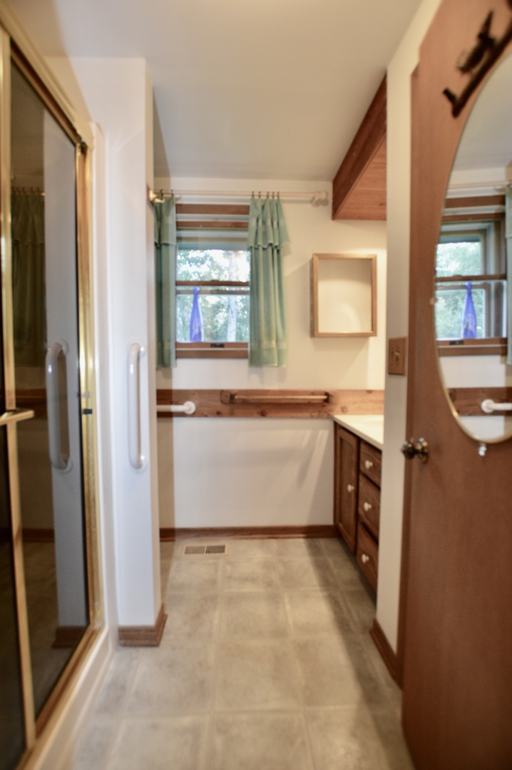 10905 Breezy Lawn Road Spring Grove, IL 60081 - Photo 15 of 20 a large bathroom with a large tub and shower