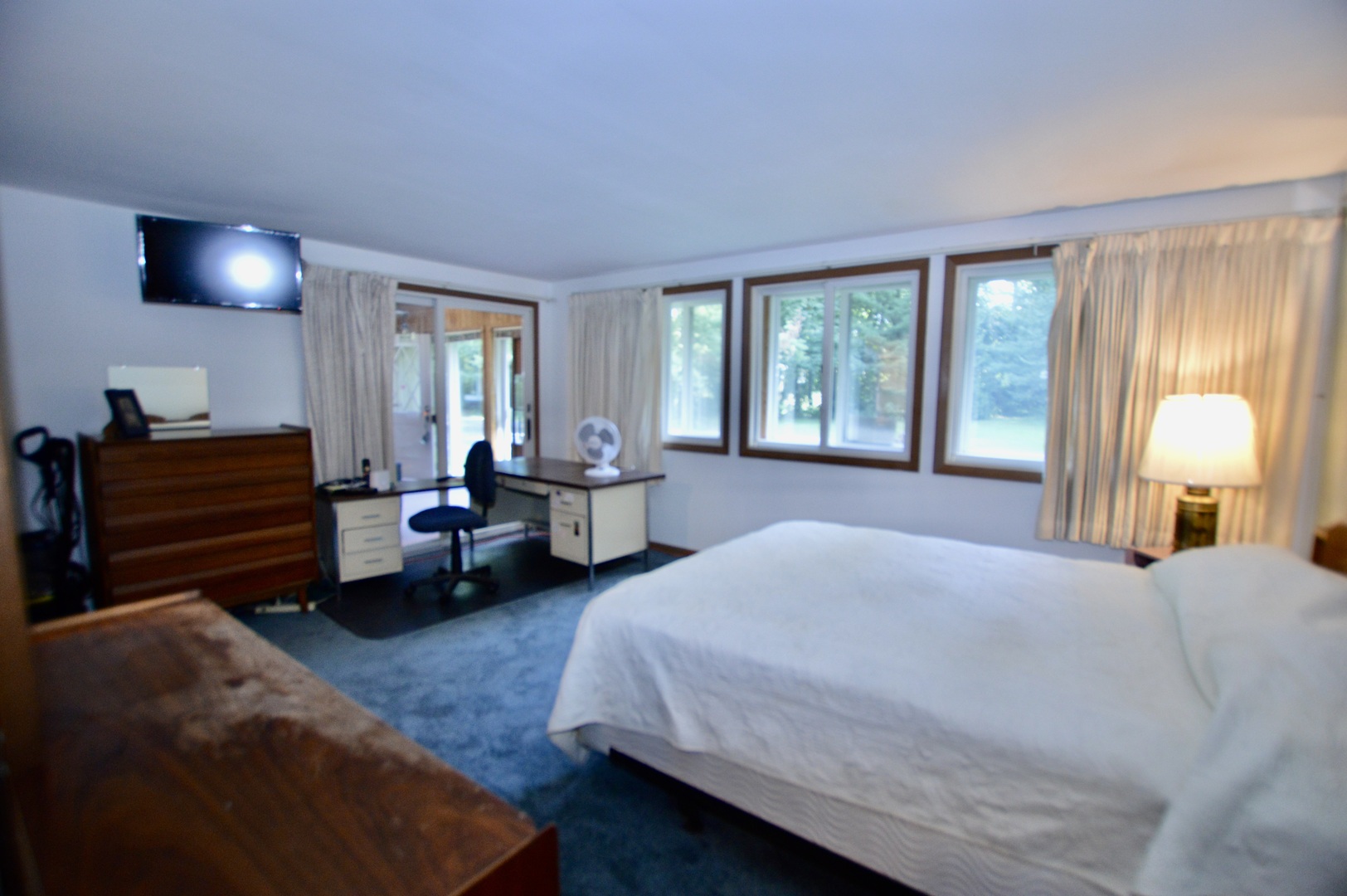 10905 Breezy Lawn Road Spring Grove, IL 60081 - Photo 10 of 20 a spacious bedroom with a bed and a couch