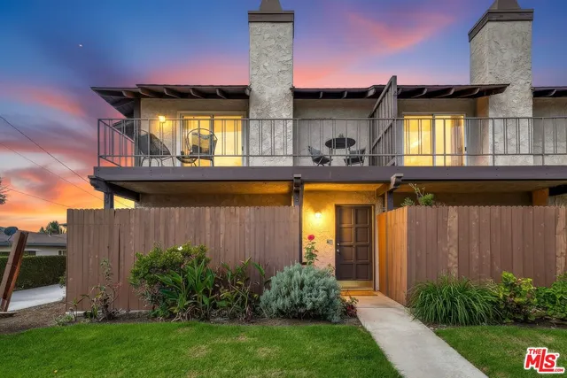 a view of a house with backyard and garden