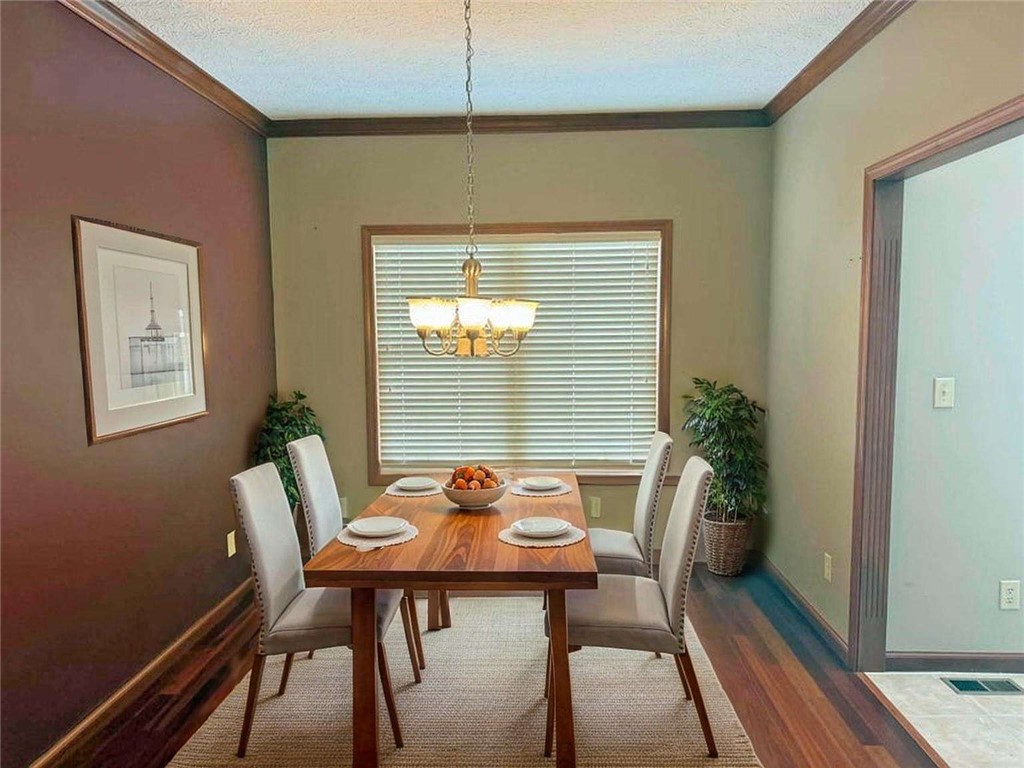 541 North Point Troy, OH 45373 - Photo 4 of 23 This inviting dining area offers a perfect setting for gatherings.