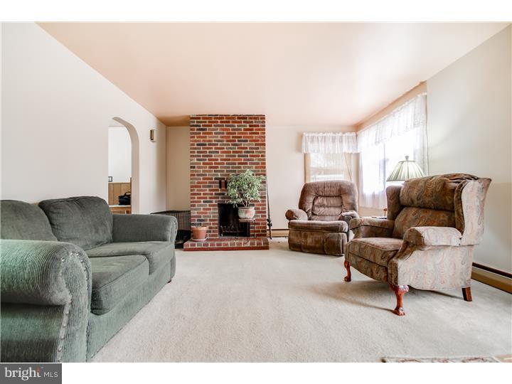 1573 Tanyard Road Sewell, NJ 08080 - Photo 3 of 23 Living Room