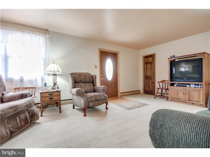1573 Tanyard Road Sewell, NJ 08080 - Photo 4 of 23 Living Room