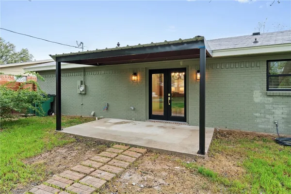 a view of yard with green space