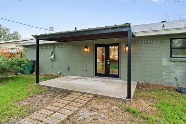 a view of yard with green space